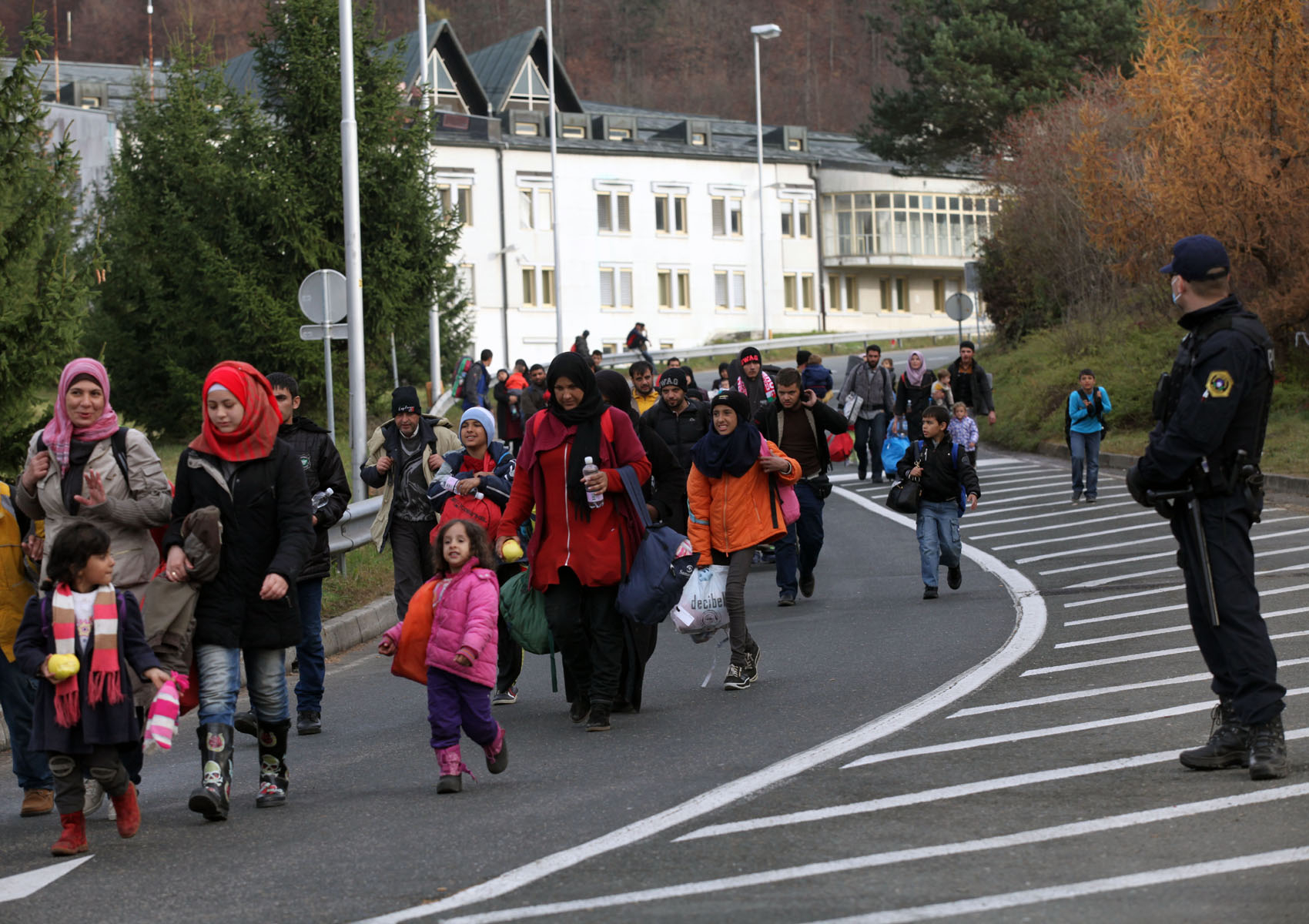 Réfugiés escortés par la police slovène à la frontière entre la Slovénie et la Hongrie, novembre 2015. @ iStockphoto.com/vichinterlang