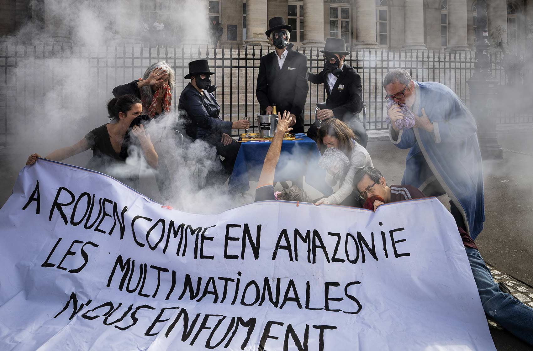 Action du CCFD-Terre solidaire devant le Palais Brongniart à Paris le 14 octobre 2019 lors du lancement de la semaine de négociations du traité à l'ONU. © Pascal Montary / CCFD-Terre solidaire