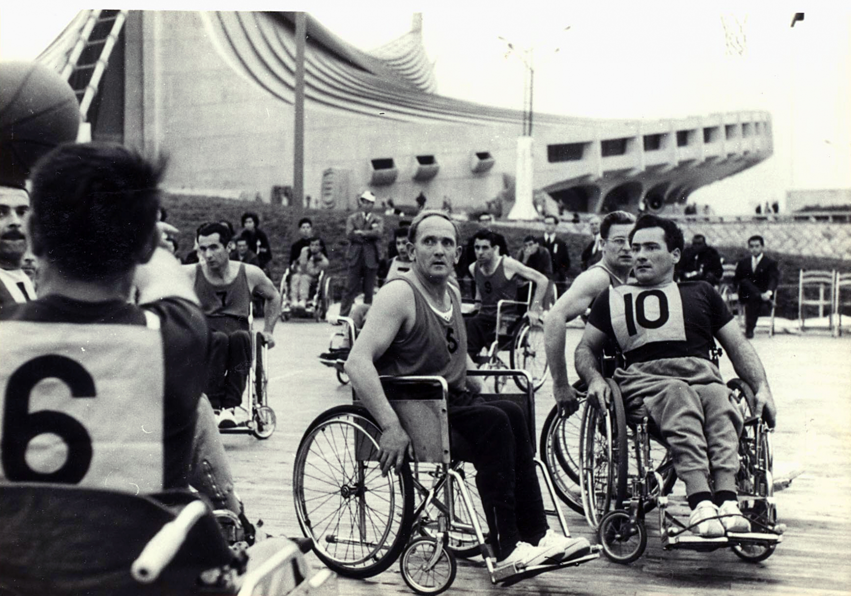 Un match de basket lors des Jeux paralympiques de Tokyo, en 1964.©Fédération Française Handisport