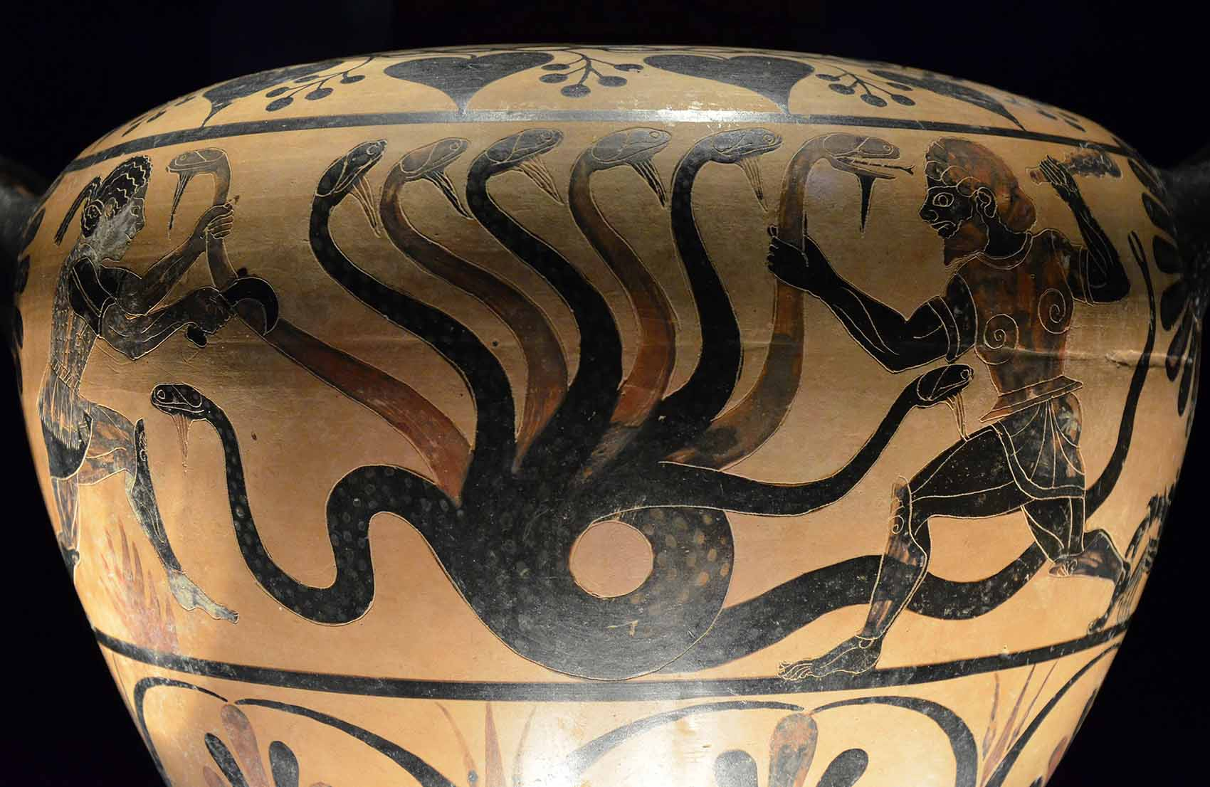 Céramique représentant le combat d'Hercule contre l'Hydre de Lerne exposée au palais Massimo des Thernes de Rome (530-500 av. JC) © Carole Raddato/Flickr