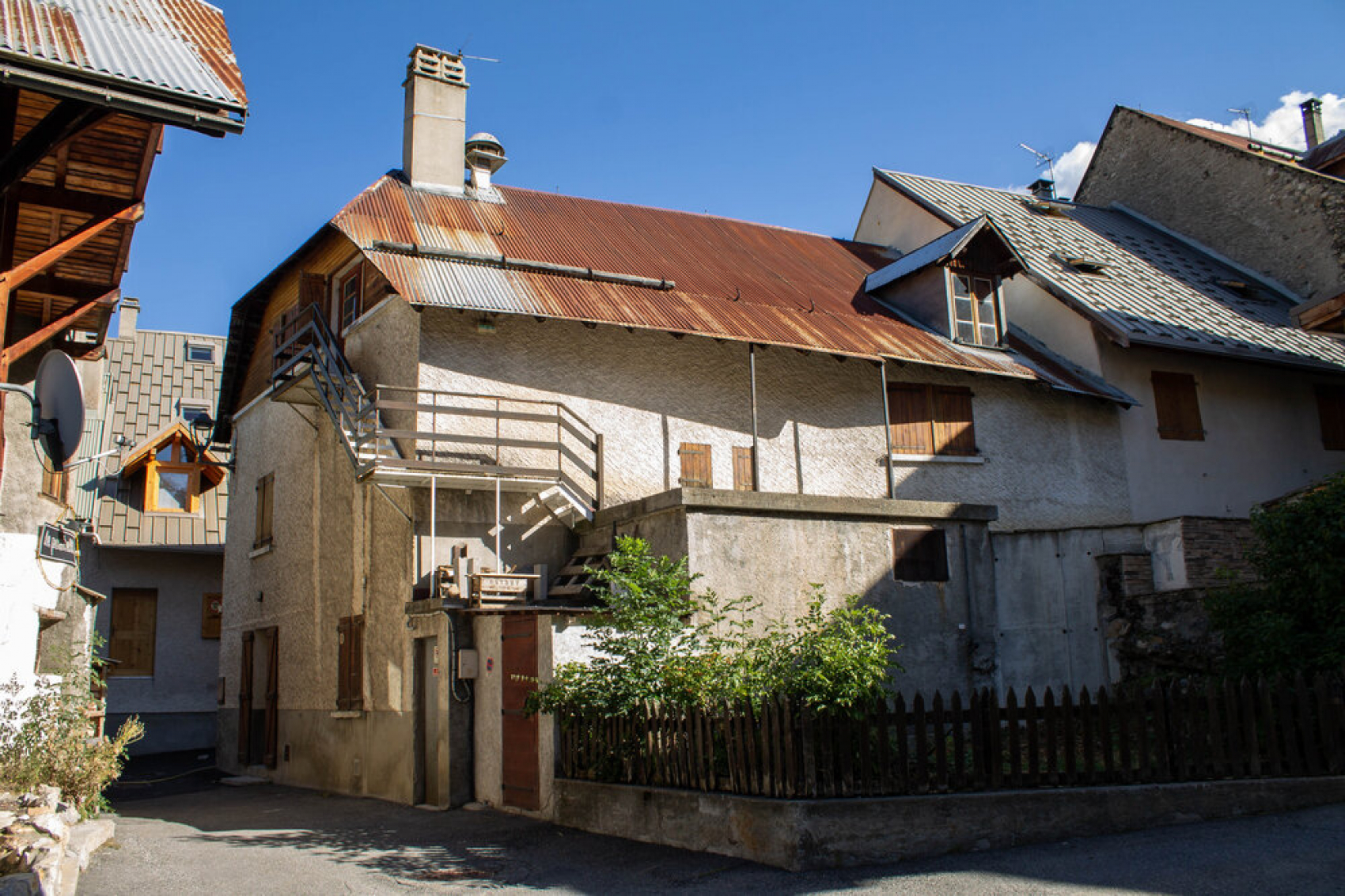 La Maison Bessoulie, près de Briançon, a été un lieu d’hébergement pour personnes exilées. Elle a accueilli une résidence d’architecture en 2020. © association Quatorze