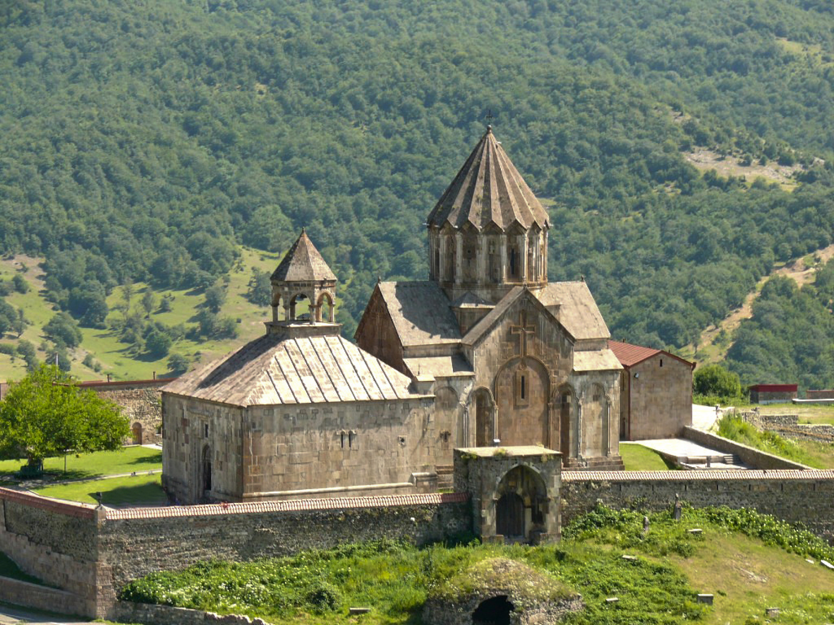 Le monastère arménien de Gandsassar, situé sur les berges de la rivière Khatchen, dans le Haut-Karabakh, est déserté depuis l’attaque de l’Azerbaïdjan et l’exode des Arméniens de la région, le 19 septembre 2023. © Mardanyan Aleksandr/CC BY-SA 4.0