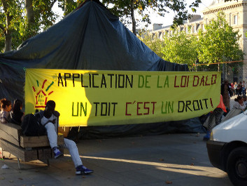 
Application de la loi DALO, un toit, c'est un droit
Paris, place de la République, 5 août 2015
©Jeanne Menjoulet CC BY 2.0

