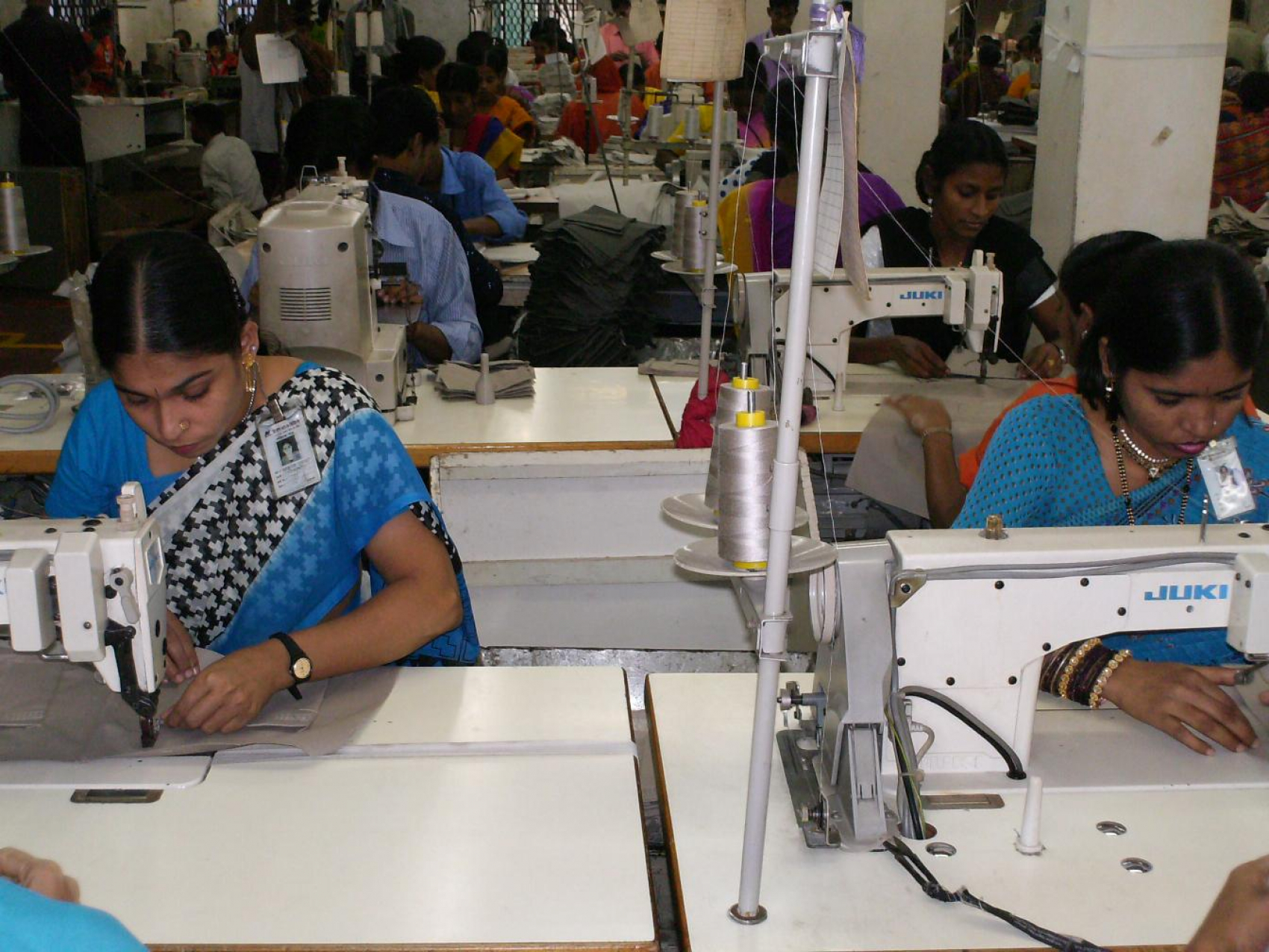  Des femmes au travail dans une usine de vêtements. Cette photo a été prise à l'occasion d'une mission d'observation de la FIDH au Bangladesh. © Iamtheboo/FlickR CC BY-SA 3.0