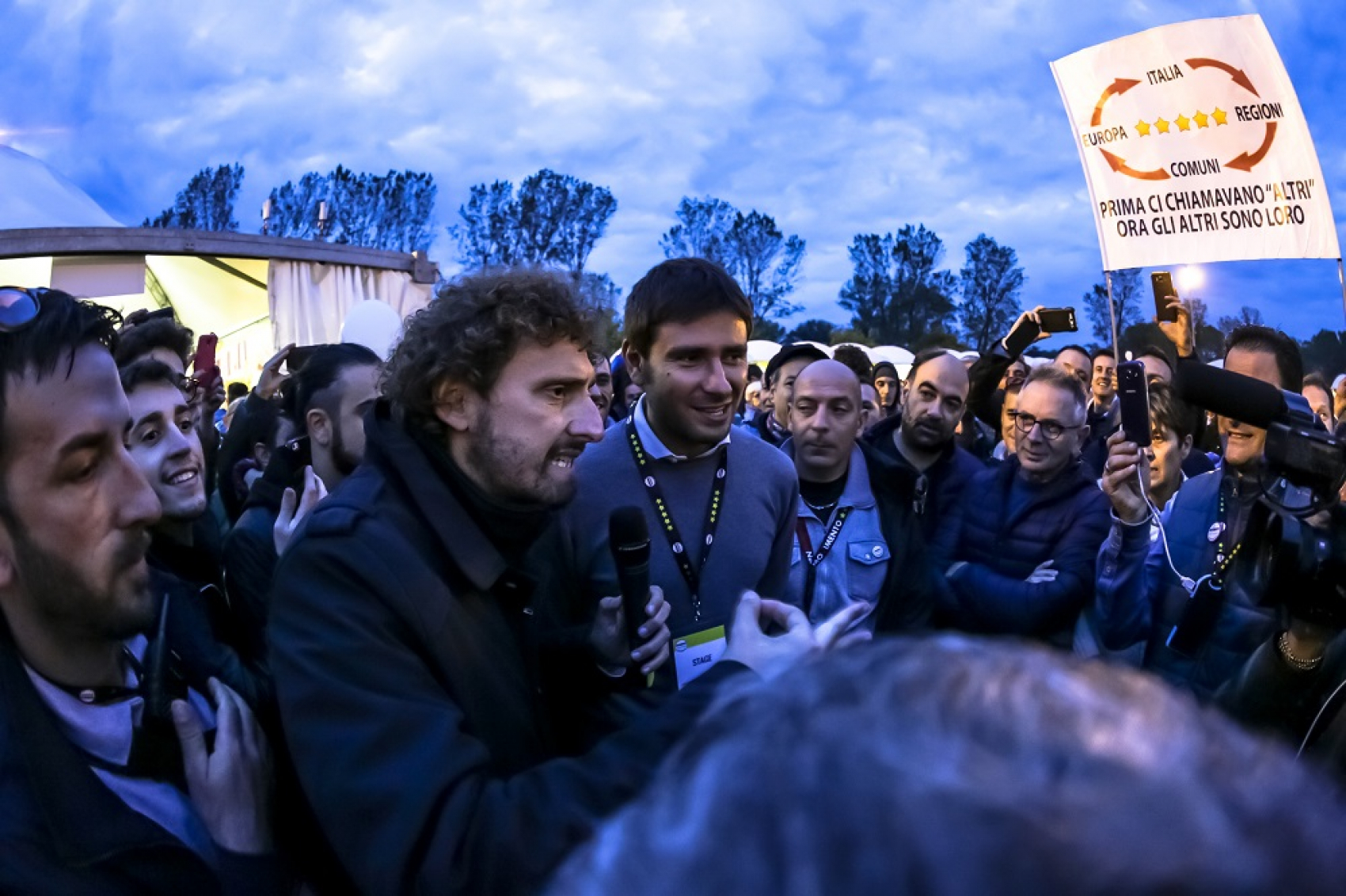 Interview d'Alessandro Di Battista, député italien, lors d'un rassemblement du Mouvement 5 étoiles à Imola, Italie © iStockphoto.com/bennymarty