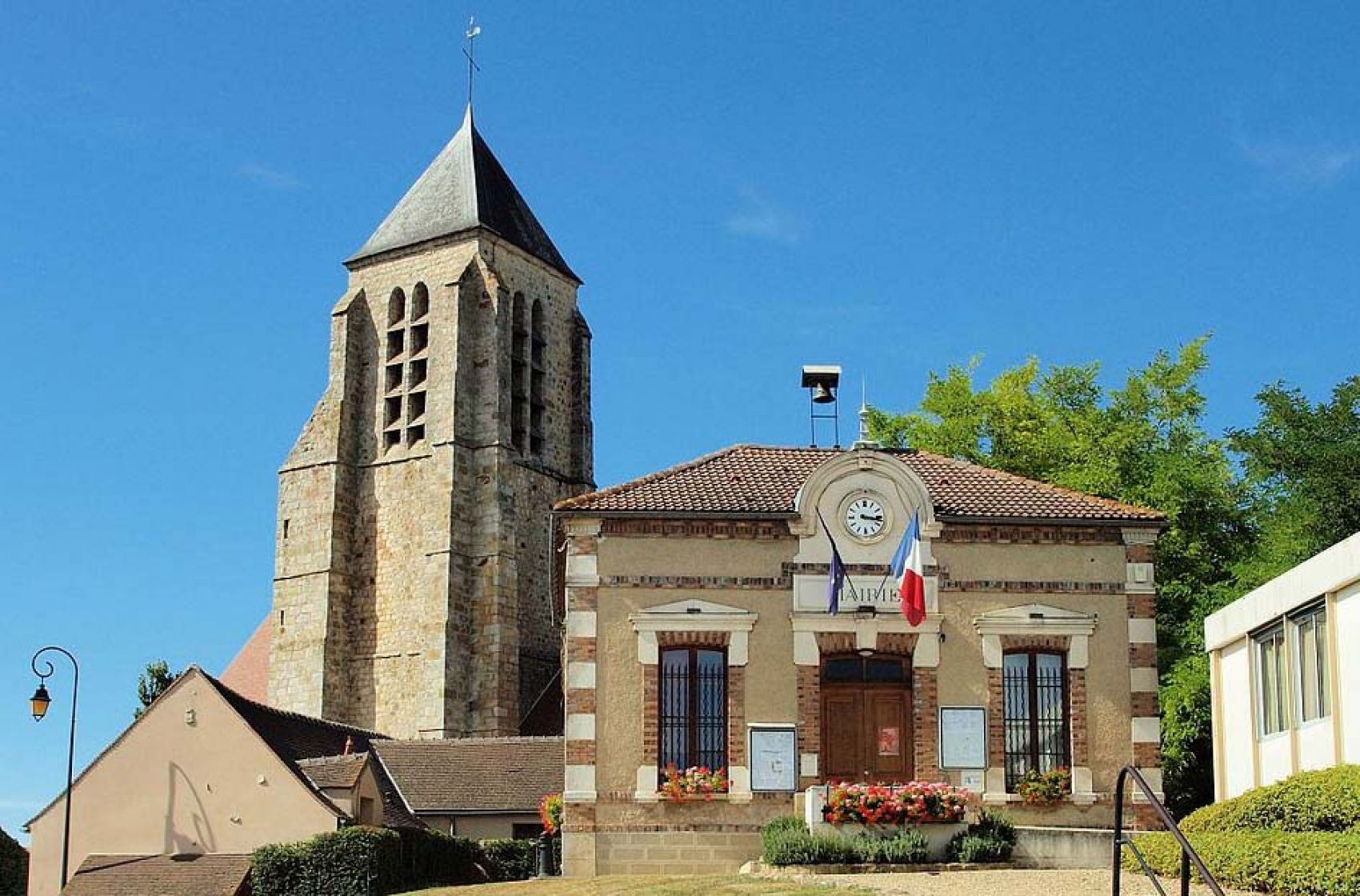 Mairie et église, Chaumont (Yonne, France), 2016. © Creative commons/François Goglins