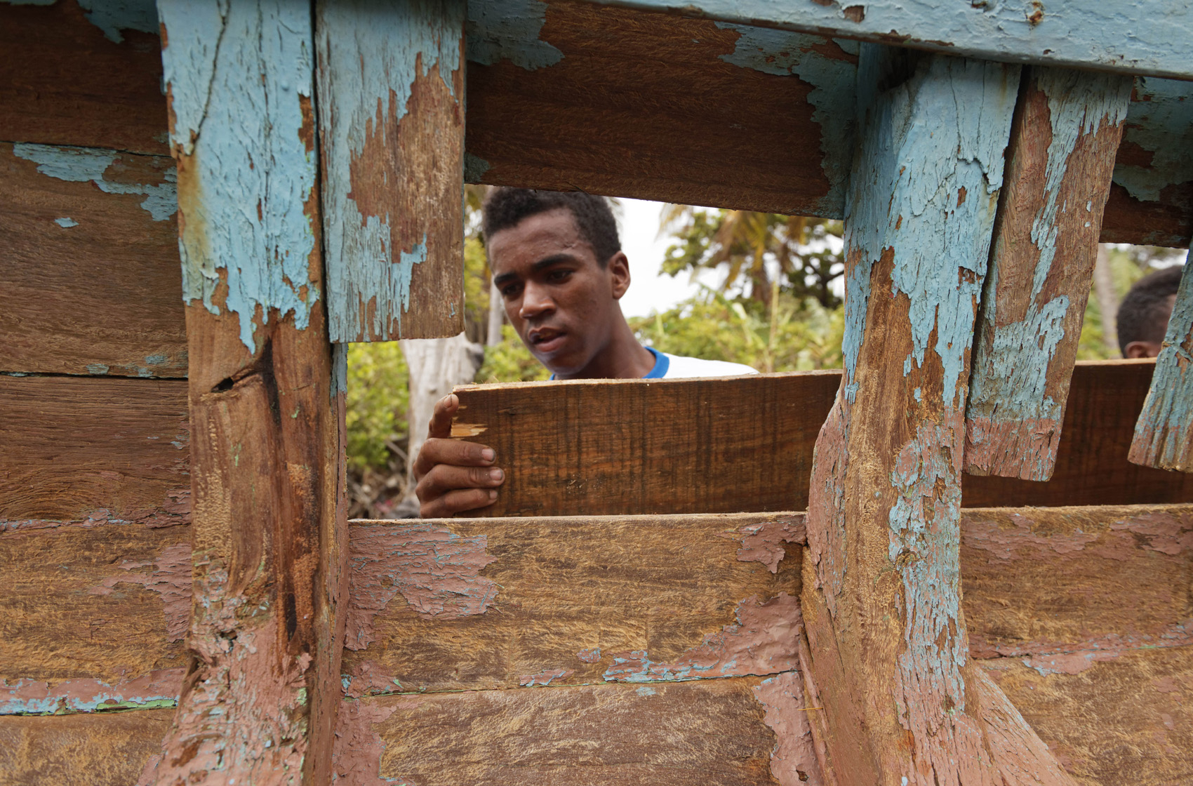 Ouely José, 18 ans, est travailleur indépendant et répare des bateaux à Madagascar, décembre 2017. © Copyright ILO/Marcel Crozet  