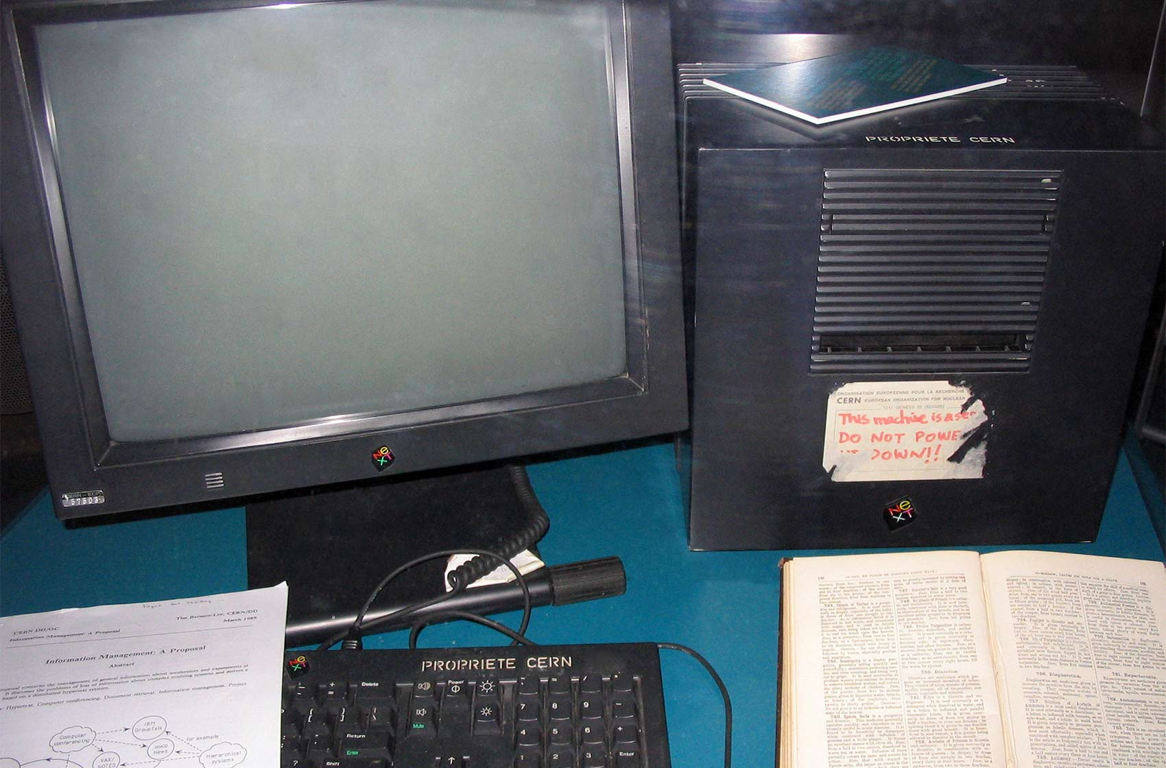 Le premier serveur web, actuellement au musée du CERN, étiqueté « This machine is a server. DO NOT POWER IT DOWN!! », ce qui signifie : « Cette machine est un serveur. NE PAS L'ÉTEINDRE !! »
Coolcaesar at the English language Wikipedia [CC BY-SA 3.0 (http://creativecommons.org/licenses/by-sa/3.0/)]