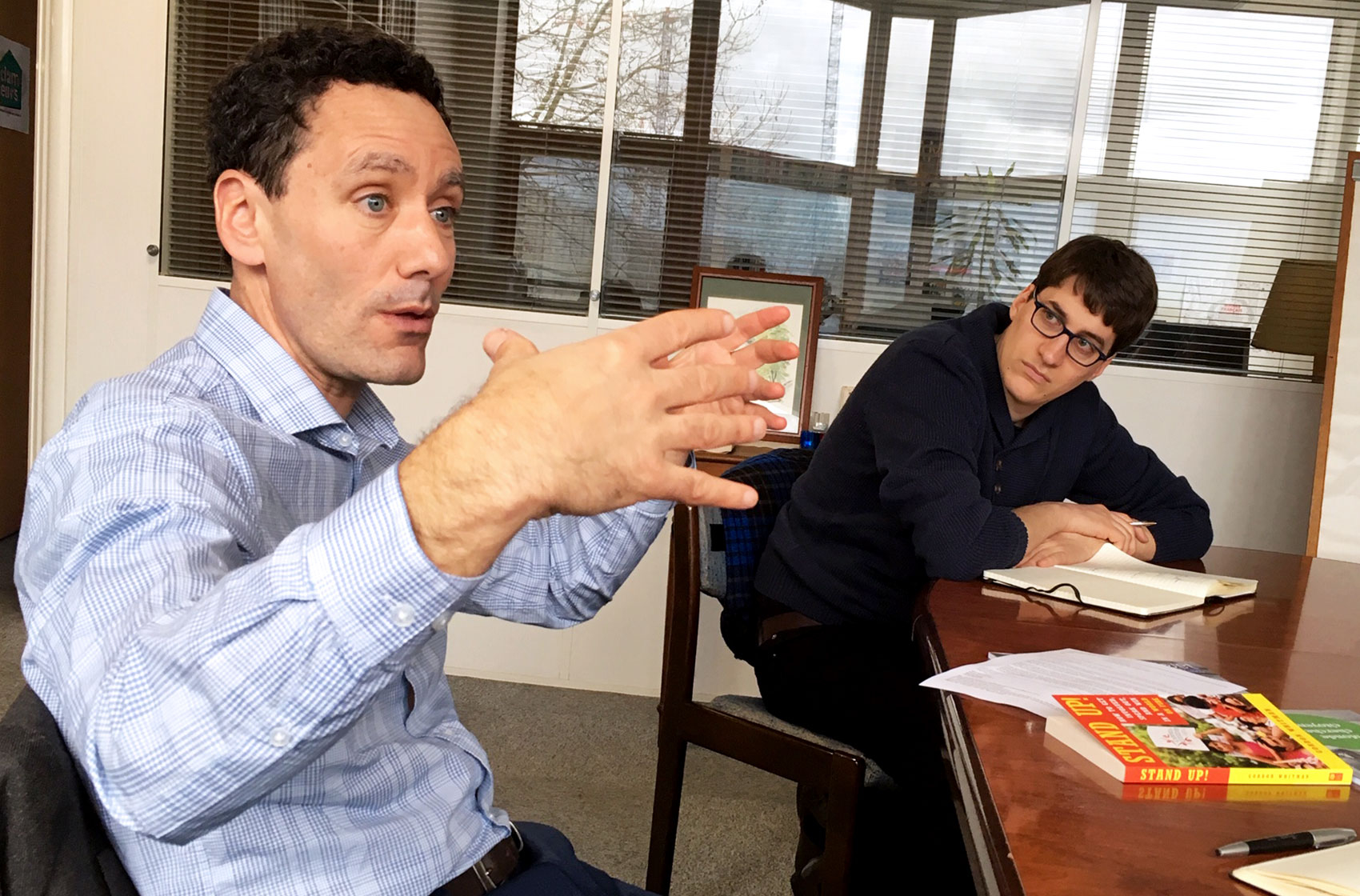 Entretien avec Gordon Whitman, community organizer américain, dans les locaux de la Revue Projet, en présence de Jean-Michel Knutsen, community organizer français. © Revue Projet
