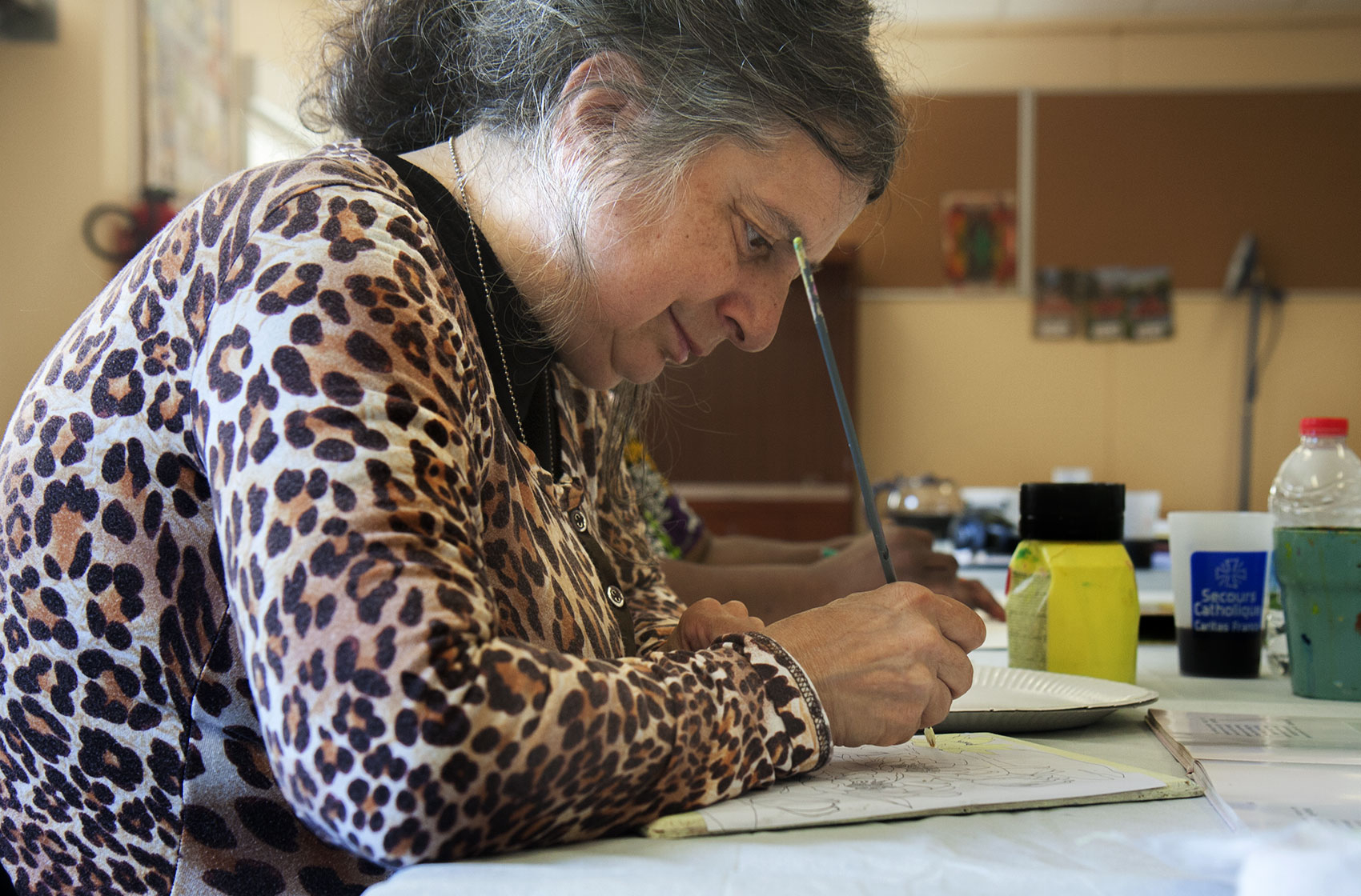 Dominique participe régulièrement à l'atelier peinture organisé au local du Secours Catholique de Rosny-sous-Bois (Seine-Saint-Denis) © Aurore Chaillou/Revue Projet