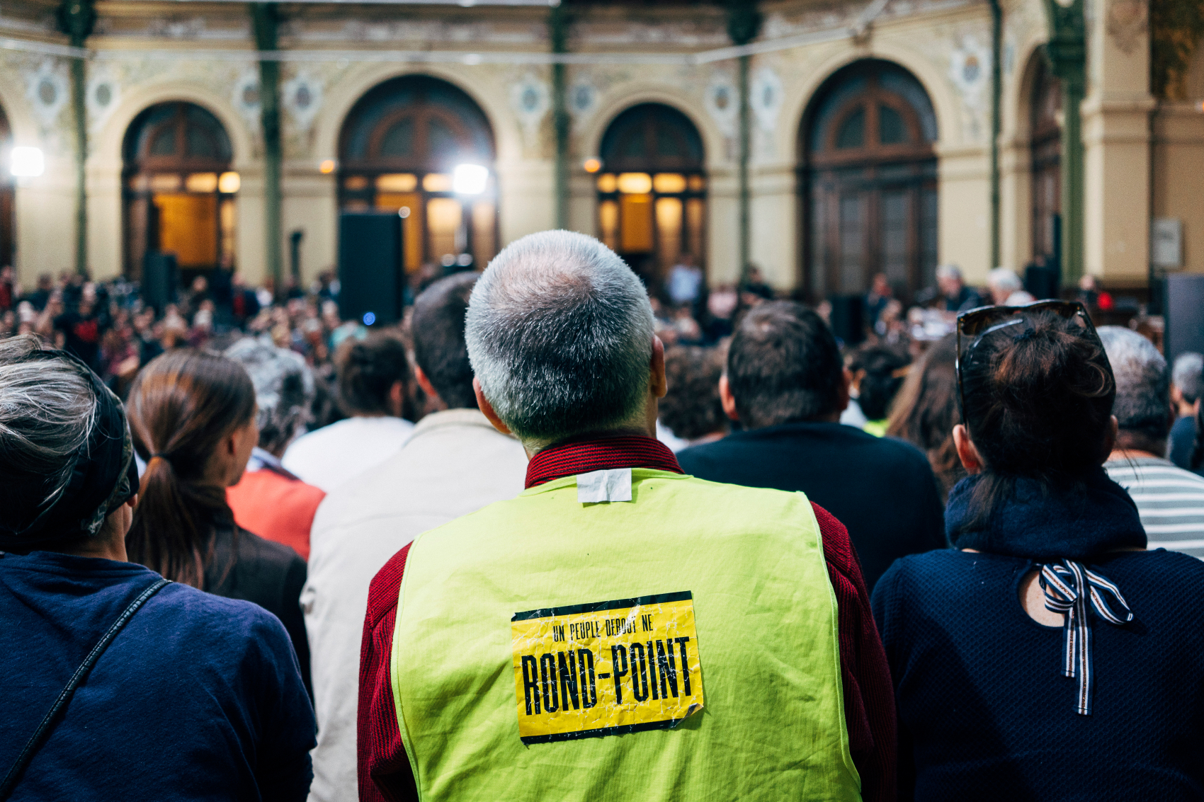 Plusieurs « gilets jaunes » ont pris la parole pour témoigner lors du « grand procès d’Emmanuel Macron », une audience parodique organisée par le média Là-bas si j’y suis. Paris, 7 mai 2019. © Denis Meyer
