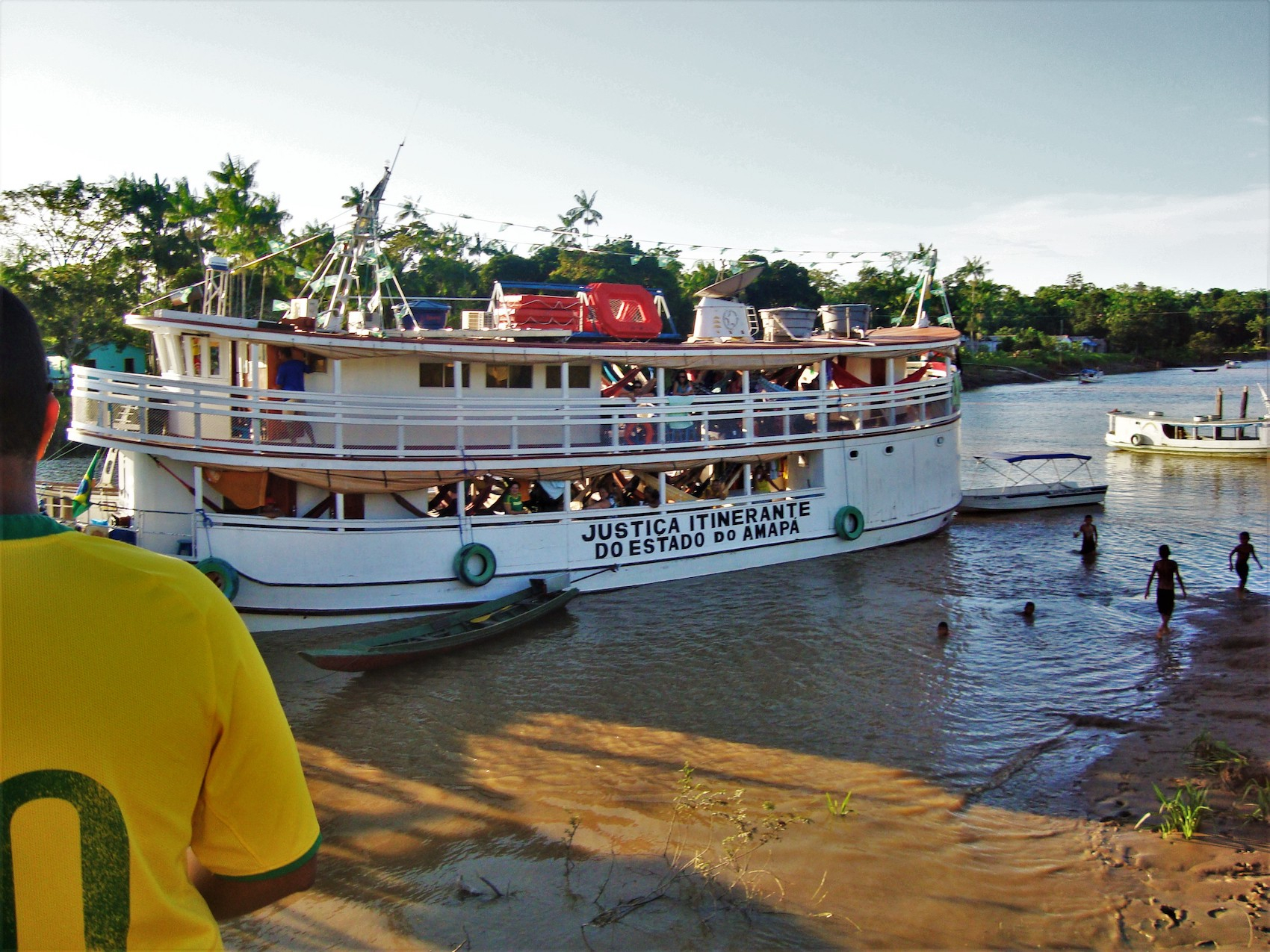 Le bateau-tribunal de l'Amapa, arrimé près d'un village riverain de l'Amazone.
©Lauriane Dos Santos