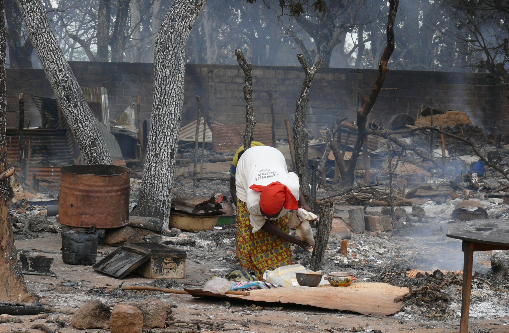 Une femme tente de récupérer ce qui n’a pas brûlé la veille lors de l’attaque du camp de déplacés d’Alindao (République centrafricaine), 16 novembre 2018. © Benoît Lallau