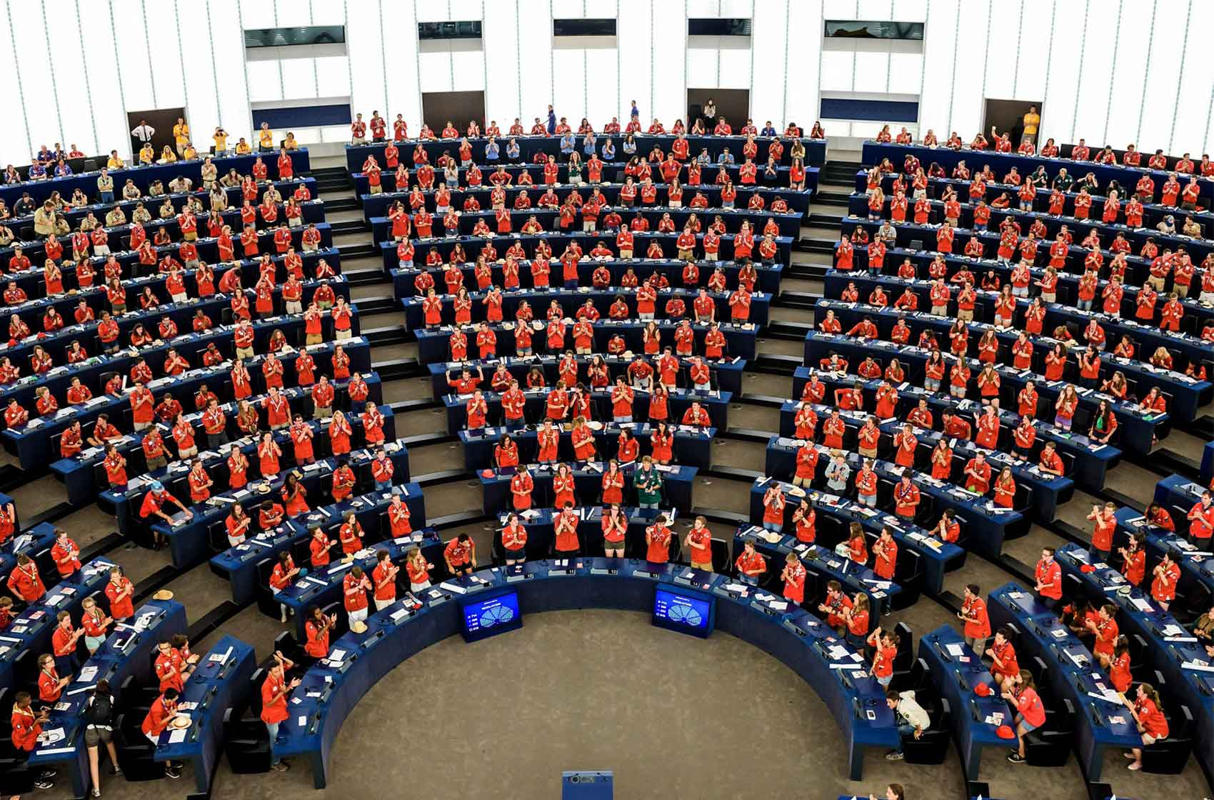 Lors du rassemblement international You're Up, en 2015, 800 Scouts et Guides de France votaient une résolution pour « l’Europe de demain » au Parlement européen. © SGDF