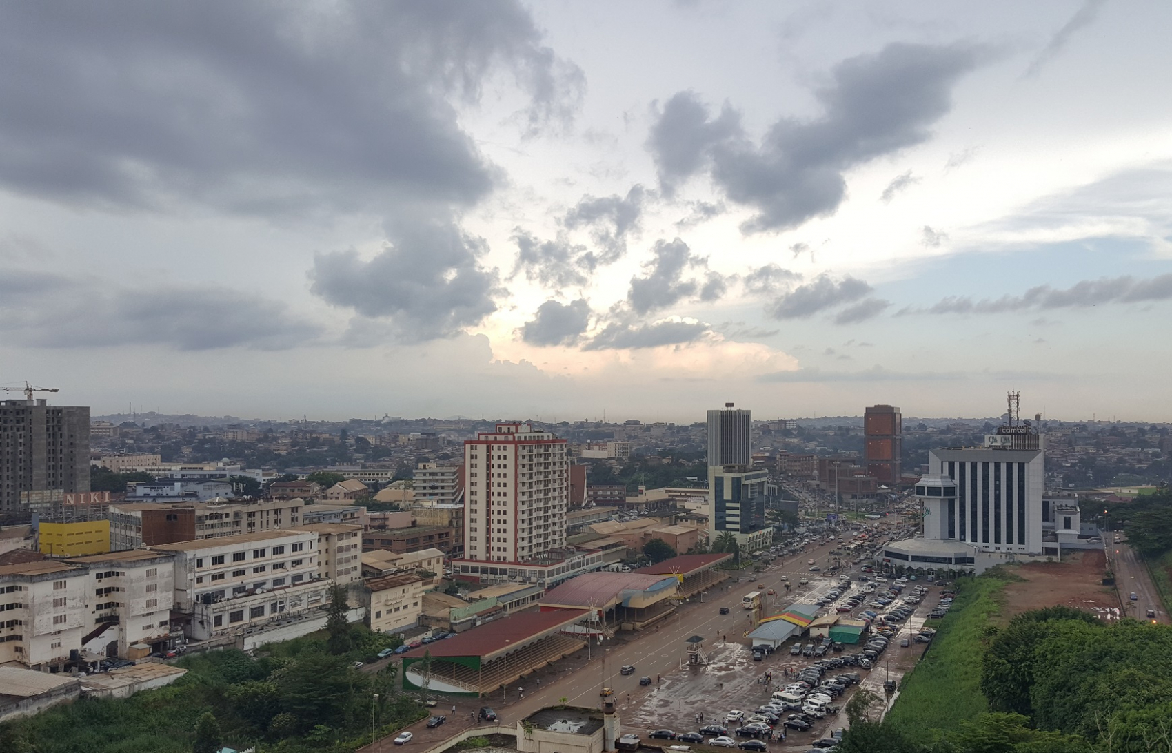Le Cameroun fait partie des pays participant à l’« Initiative de suspension du service de la dette » (ISSD) lancée par le G20. Vue des boulevards de Yaoundé, capitale du pays, 2019. © Raluca Besliu/iStock