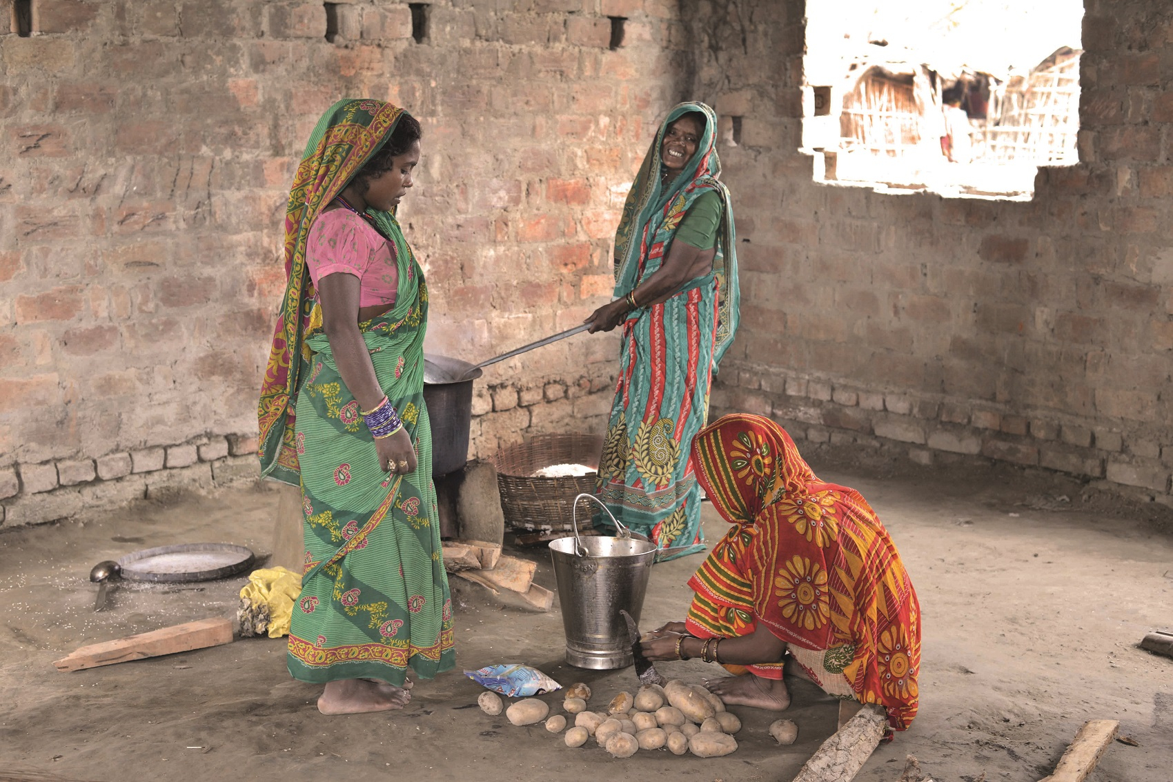 Des cuisinières dalits préparent le repas dans une école primaire, dans un village dalit au Bihar (nord-est). © Iva Capova, 2018
