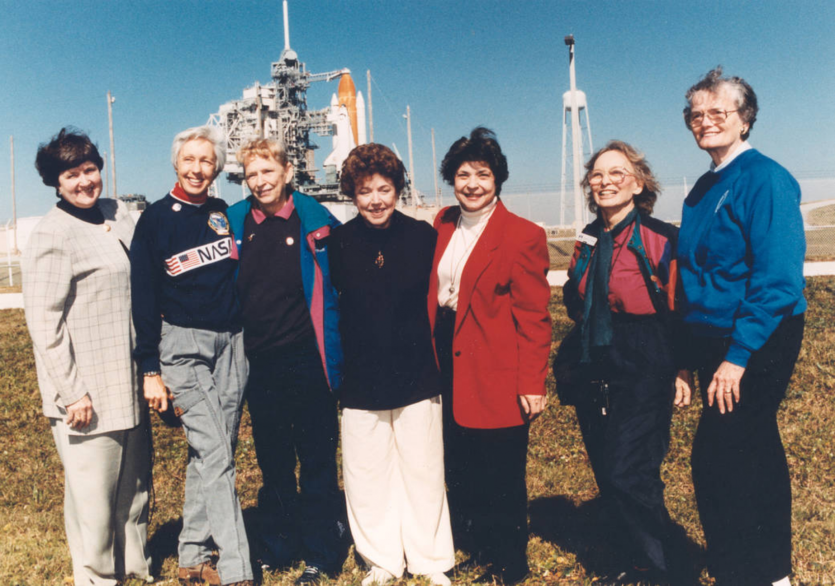 Treize femmes, dites les Mercury 13, démontraient dès les années 1950 leur capacité physique à voyager dans l’espace. Sept d'entre elles ont assisté au départ de la première femme pilote américaine. © Nasa, 1995