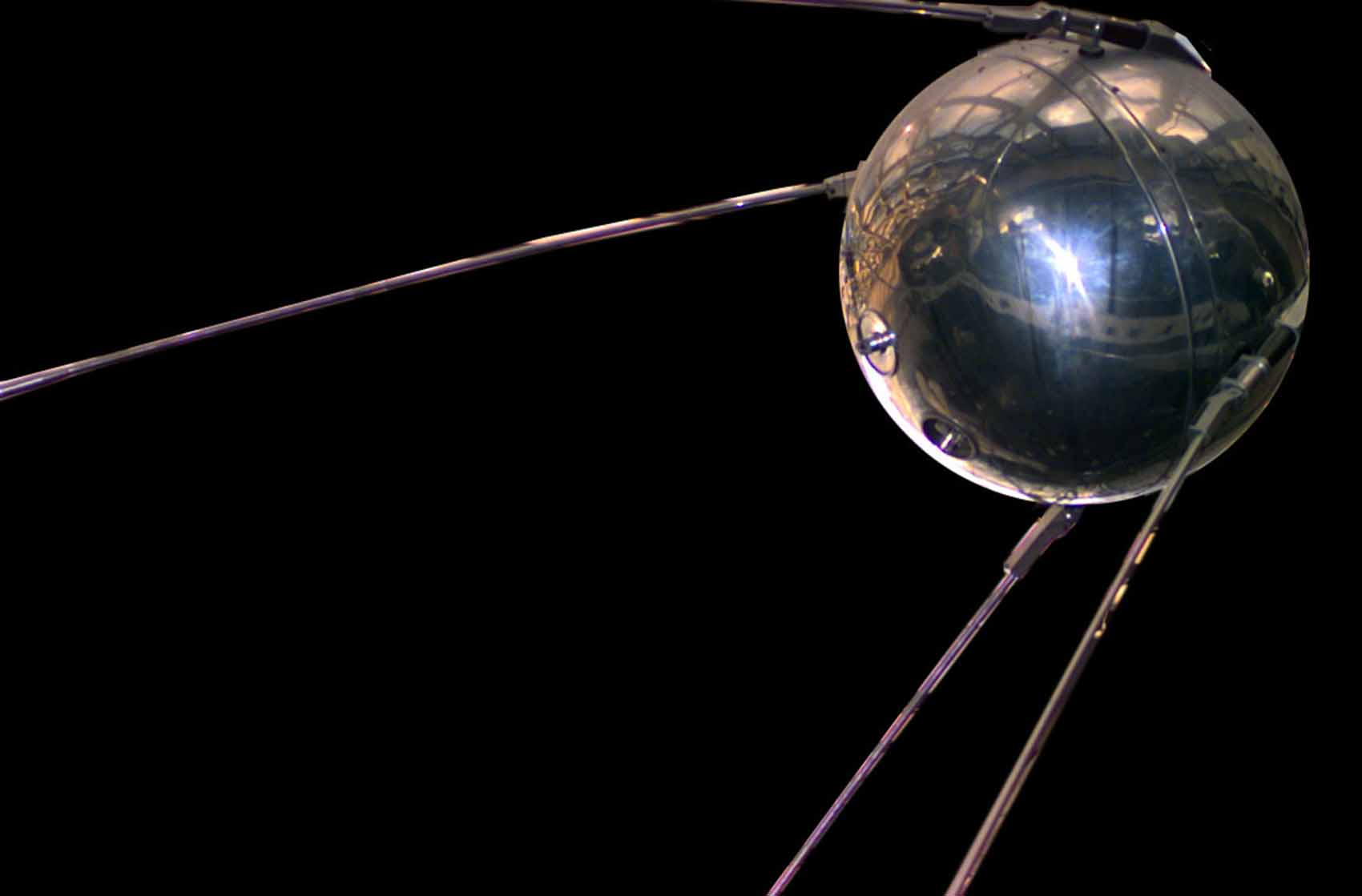 Spoutnik 1 (« compagnon » ou « satellite » en russe) est le premier satellite artificiel de la Terre. Il est placé en orbite en 1957 par l’URSS. Réplique de Spoutnik 1/ © Nasa