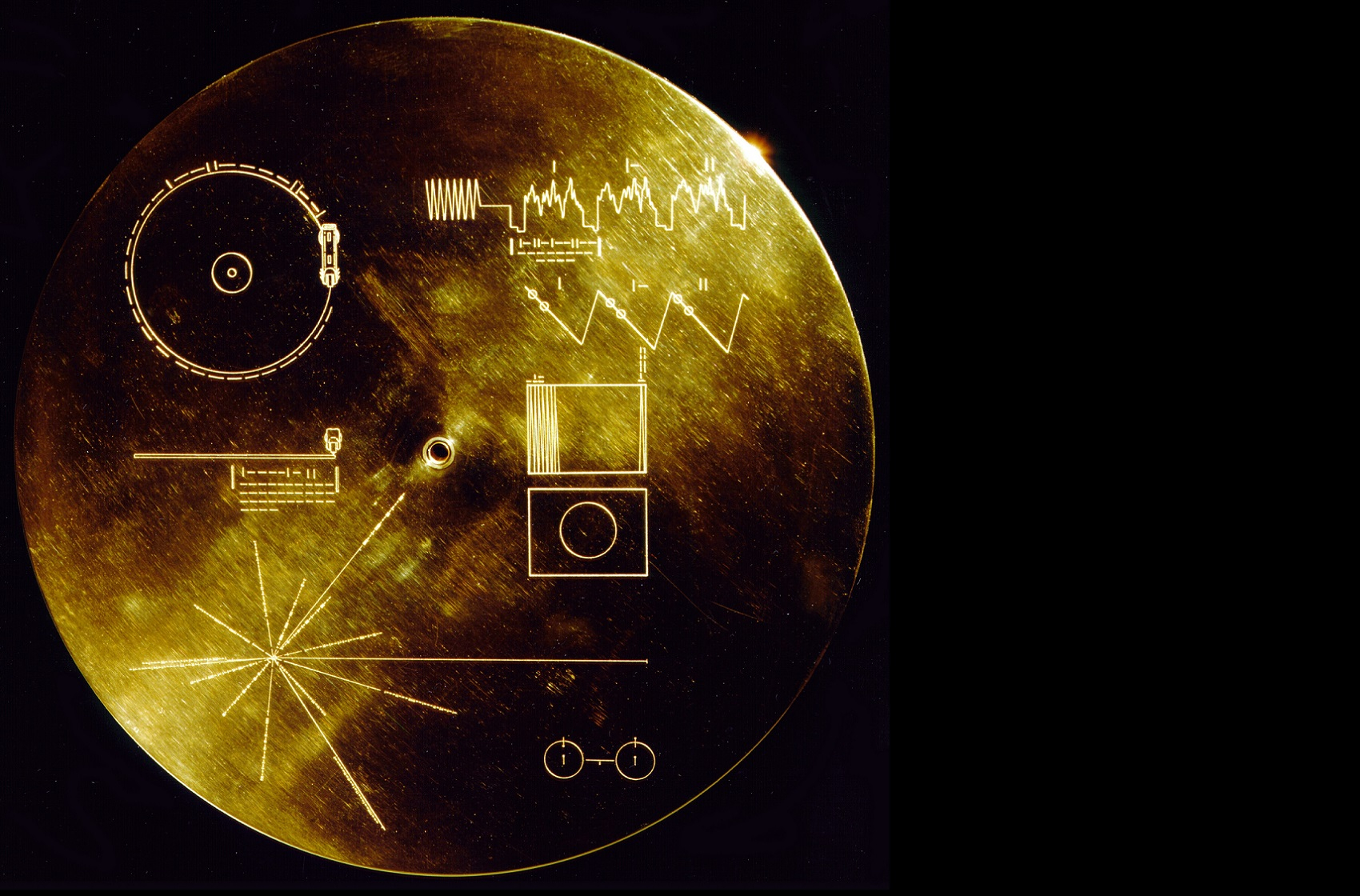 « Bouteille à la mer interstellaire  » ce disque d’or, embarqué dans les deux sondes spatiales Voyager (1977) est destiné à d’éventuels êtres extra-terrestres. Intitulé The Sounds of Earth (« Les sons de la Terre »), il comprend entre autres les bruits du vent, du tonnerre, d’animaux, des cris de nourrisson, des extraits de textes littéraires et de la musique classique et moderne.
La NASA estime que le disque (et la sonde elle-même) survivront plus longtemps que la Terre et le Soleil. © Nasa/JPL