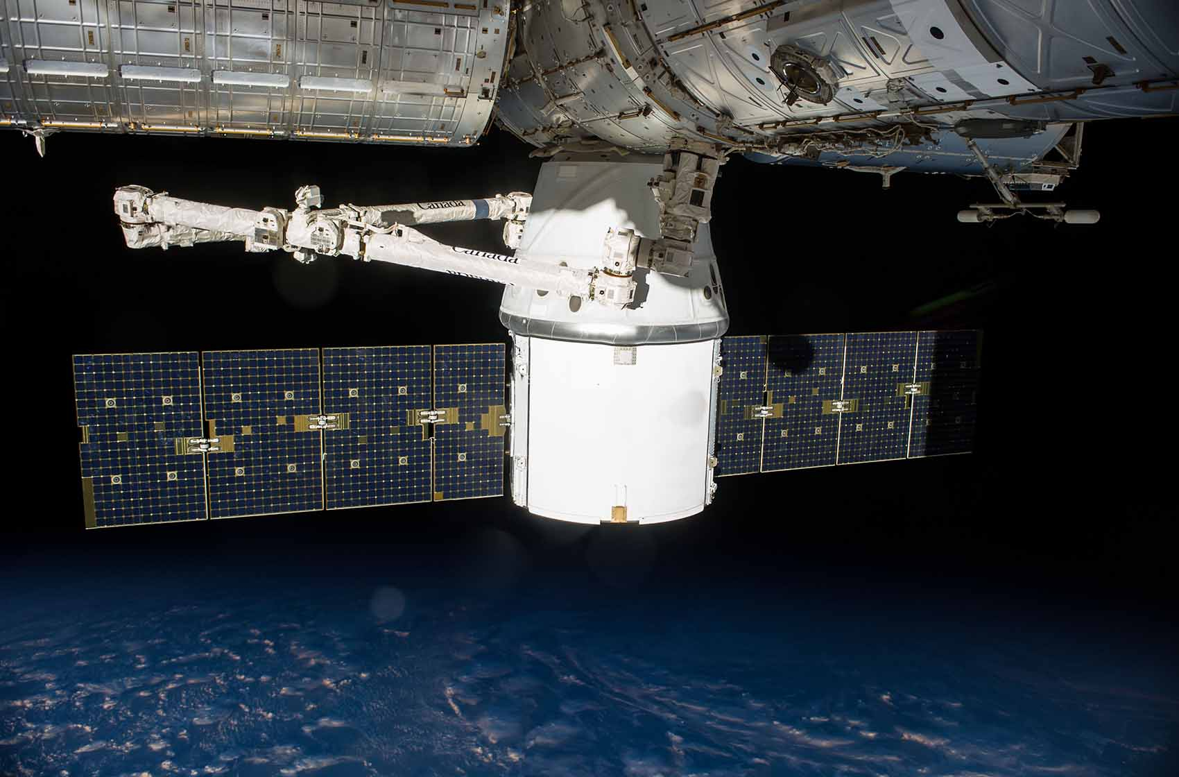 SpaceX Dragon est un vaisseau cargo développé par la société SpaceX pour le compte de la Nasa. Il assure le ravitaillement de la Station spatiale internationale, à laquelle il est arrimé ici. © Nasa, 2014