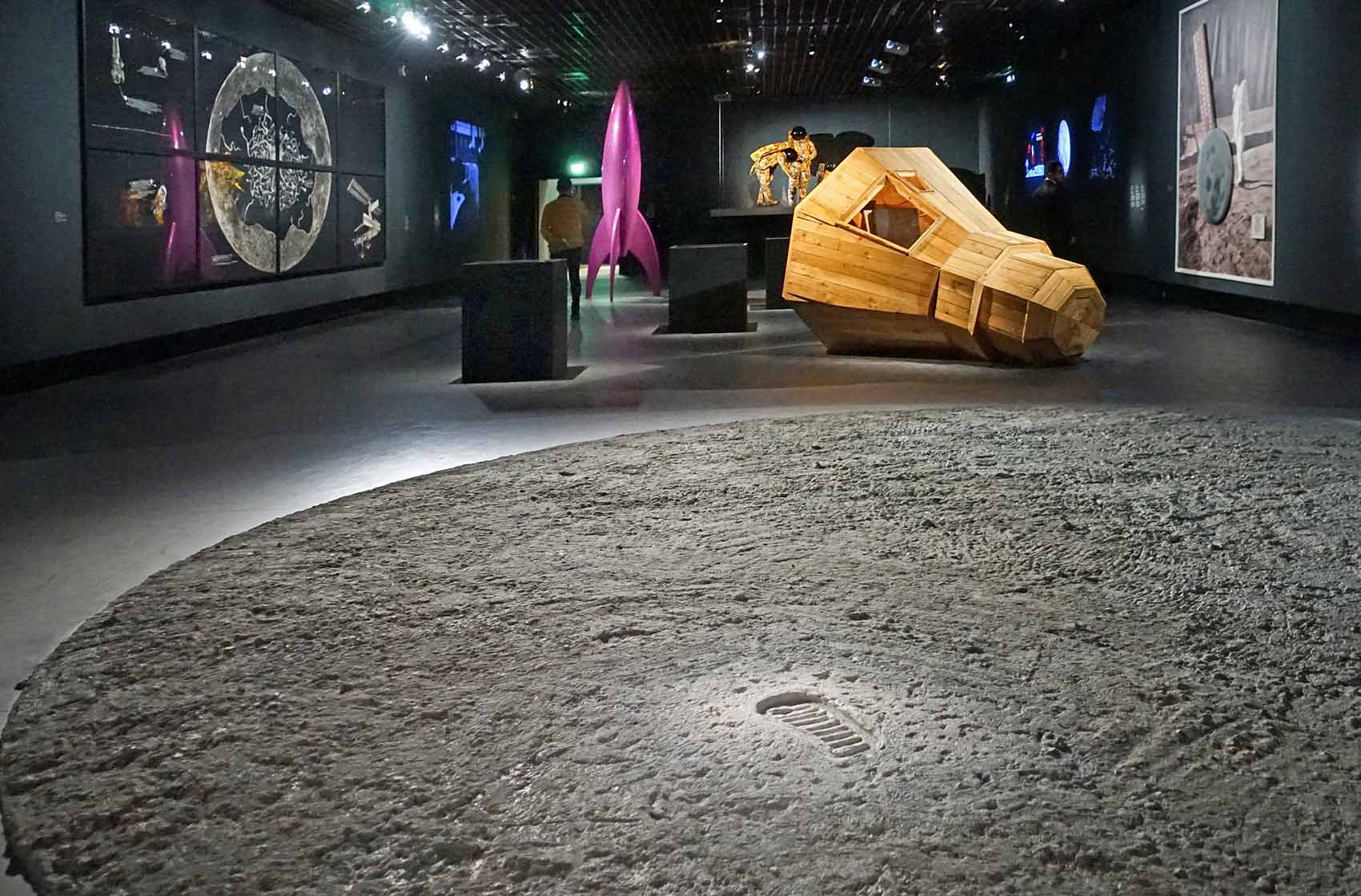 Exposition « La Lune. Du voyage réel aux voyages imaginaires », Grand Palais (Paris), 2019 © Jean-Pierre Dalbéra. 