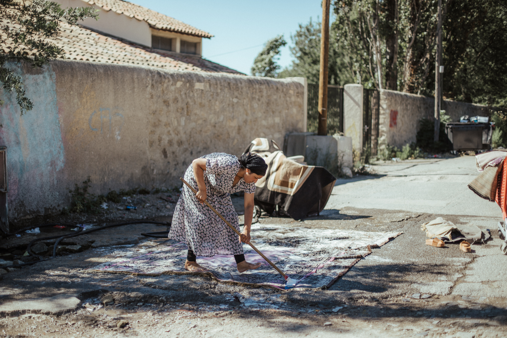 Femme exilée dans un bidonville de Montpellier. © Nathalie Bardou. 