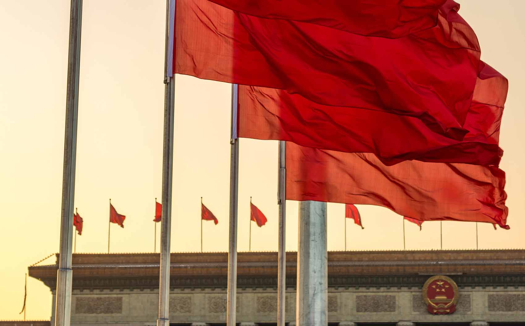 Bannières rouges déployées sur la place Tiananmen, Pékin, 2020. © Mirko Kuzmanovic/iStock