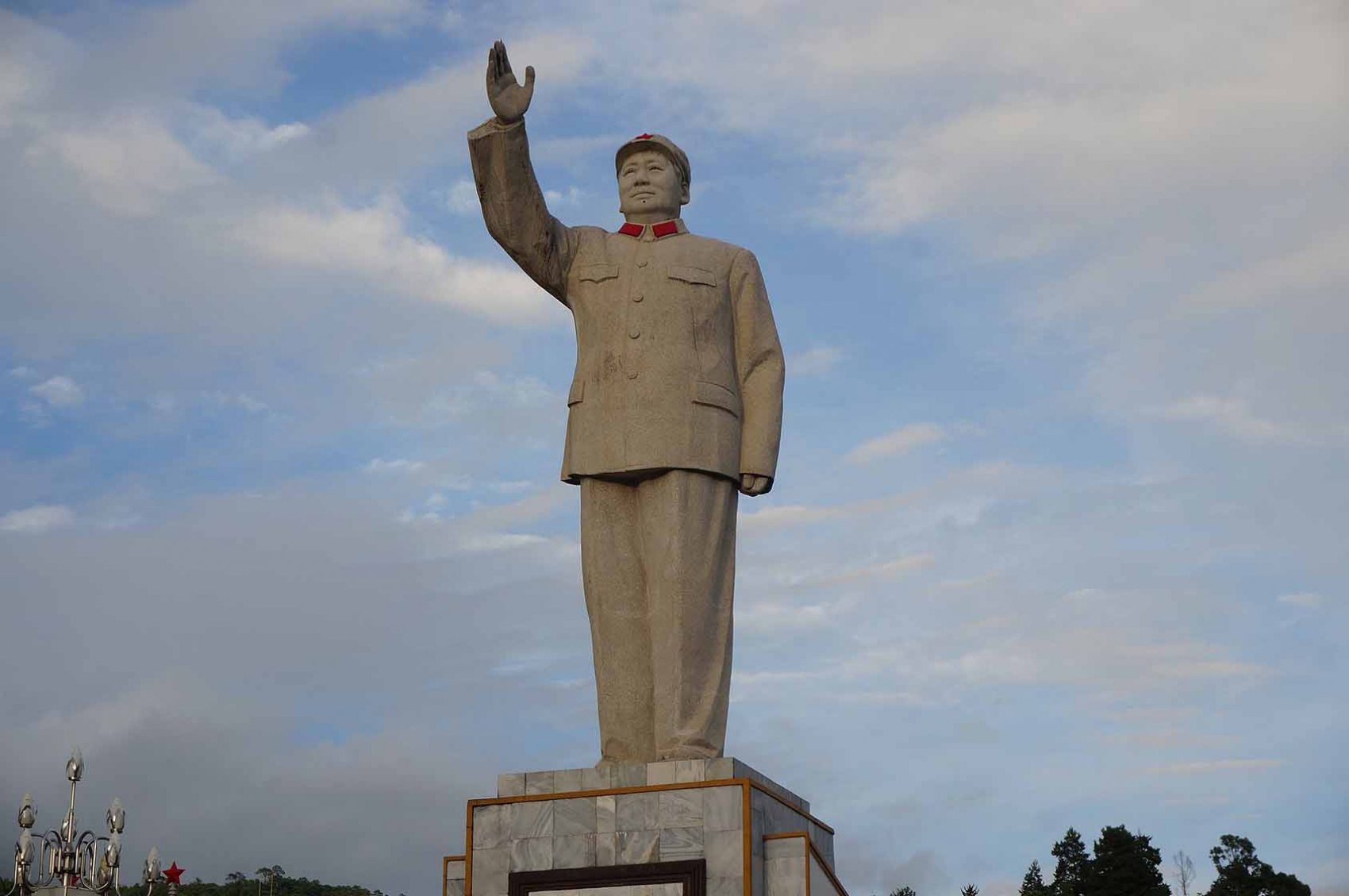 Statue de Mao Zedong au Square du Soleil Rouge de Lijiang (province du Yunnan). © 猫猫的日记本