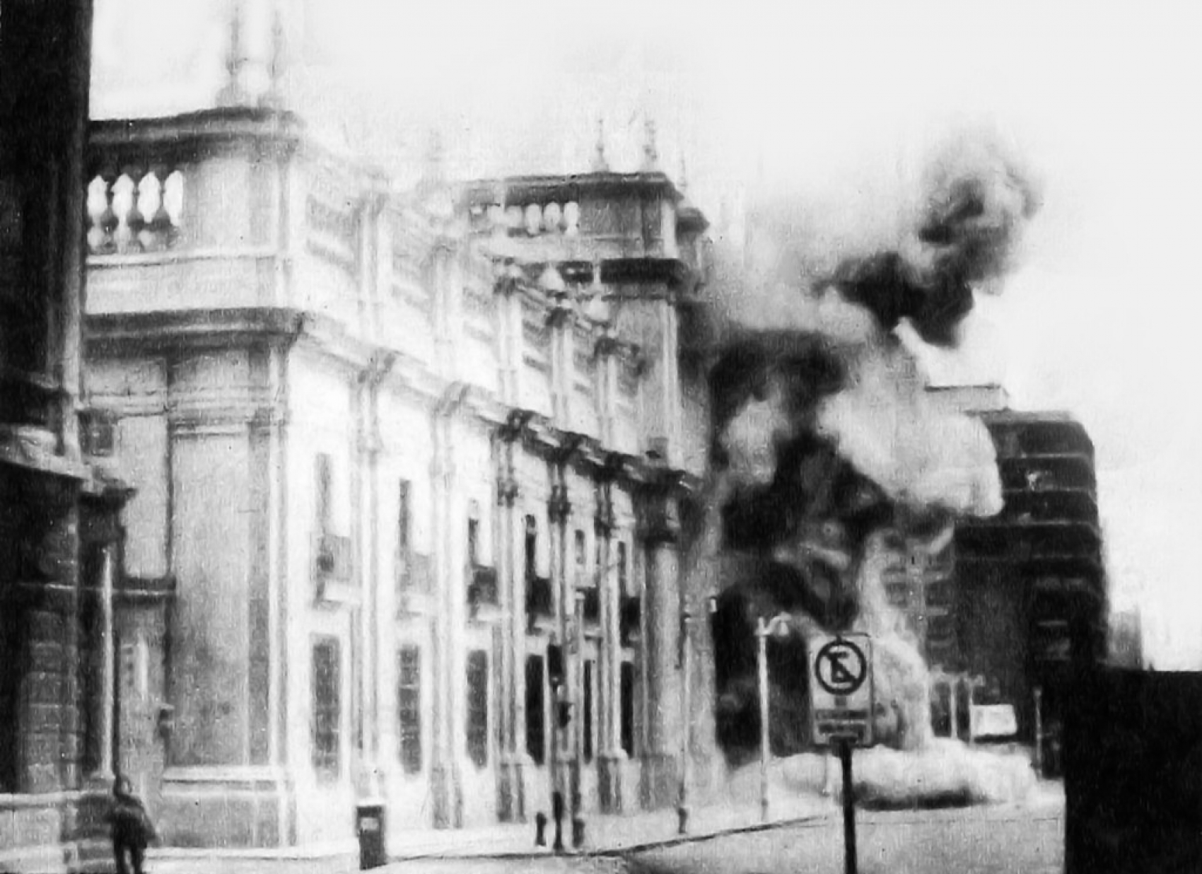 Le bombardement du palais de La Moneda, siège de la présidence chilienne, a profondément marqué les esprits nationaux et internationaux. Santiago, 11 septembre 1973. CC BY 3.0 CL