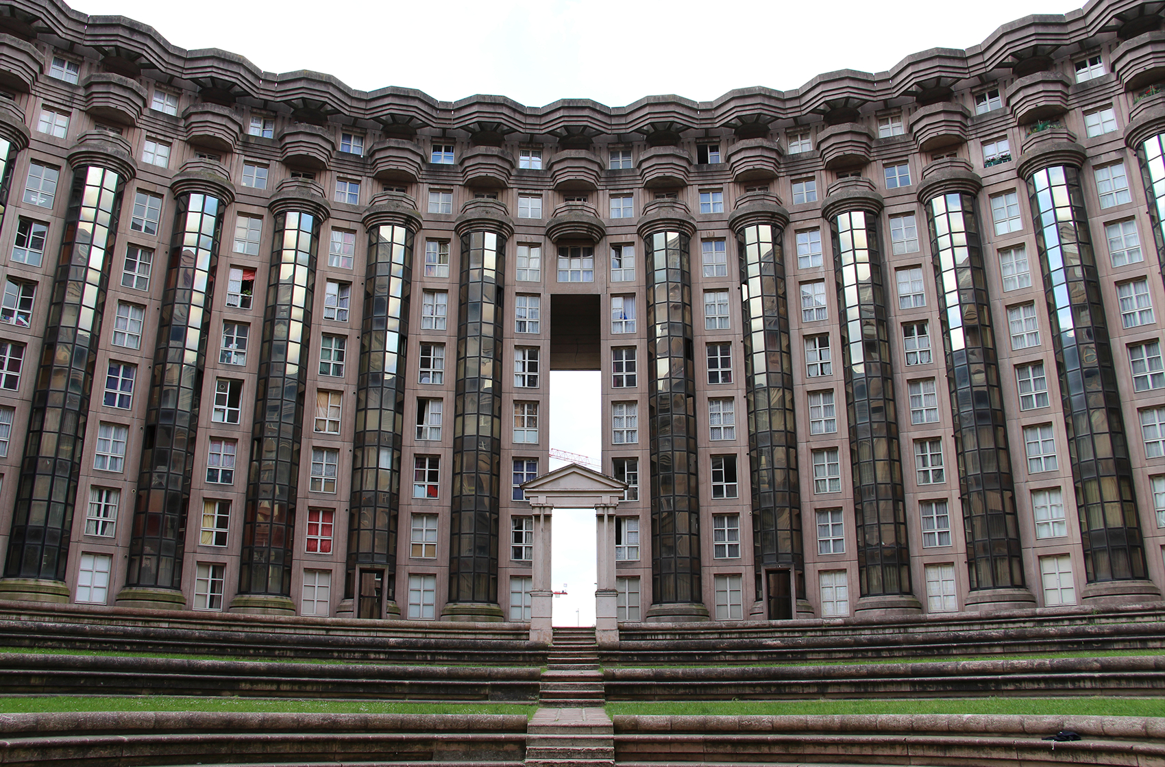 Les espaces d'Abraxas sont un ensemble de logements situés à Noisy-le-Grand, en Seine-Saint-Denis.
Inauguré en 1983, le bâtiment devait répondre à une ambition de mixité sociale. Un échec flagrant, de l’aveur de l'architecte lui-même. © Fred Romero