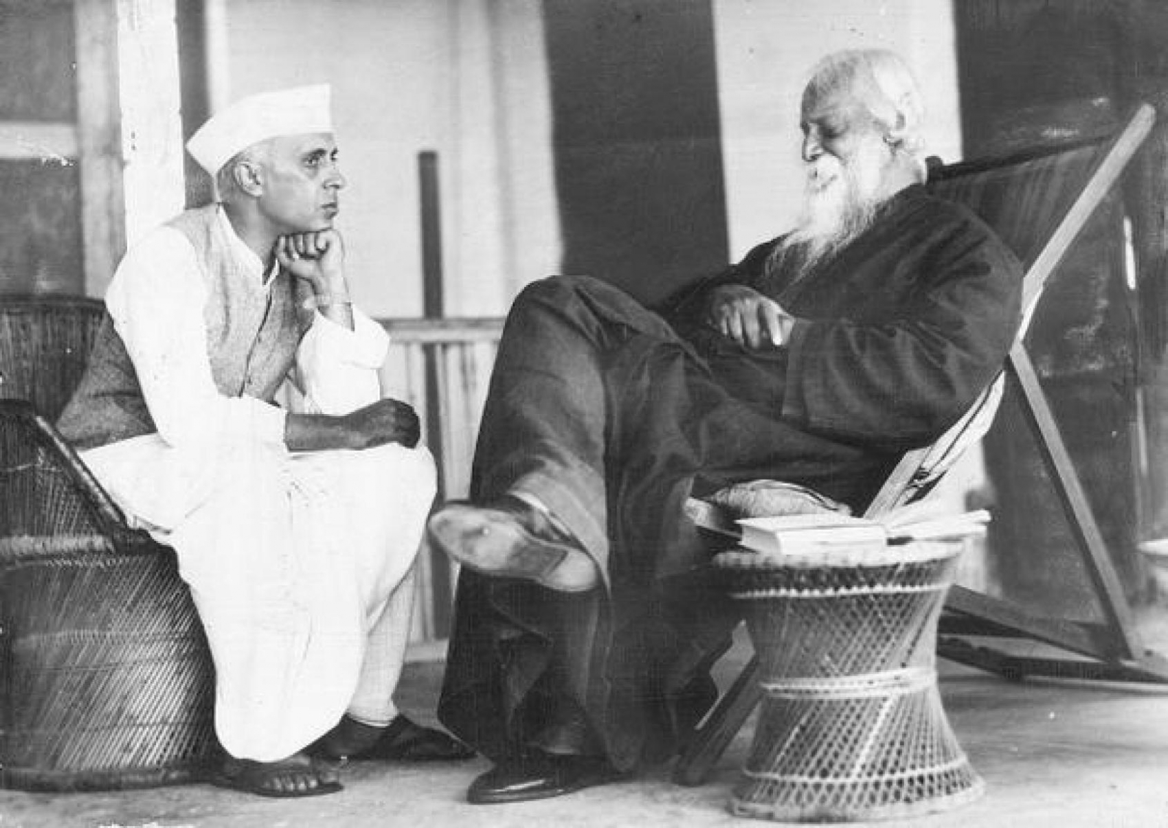 Jawaharlal Nehru, ancien Premier ministre de l’Inde et Rabindranath Tagore,
compositeur indien, en février 1940. © Domaine public