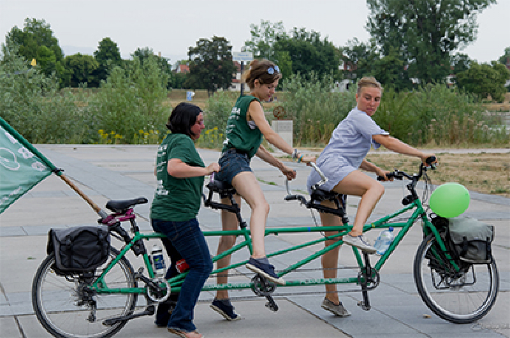 Vélorution, Alternatiba. Le Tour Alternatiba a parcouru 5000 km pendant l’été 2015 avec un vélo 4 places, pour mobiliser des dizaines de milliers de personnes autour des « vraies alternatives » au changement climatique dans la perspective de la COP21. © Christine Viale/Flickr