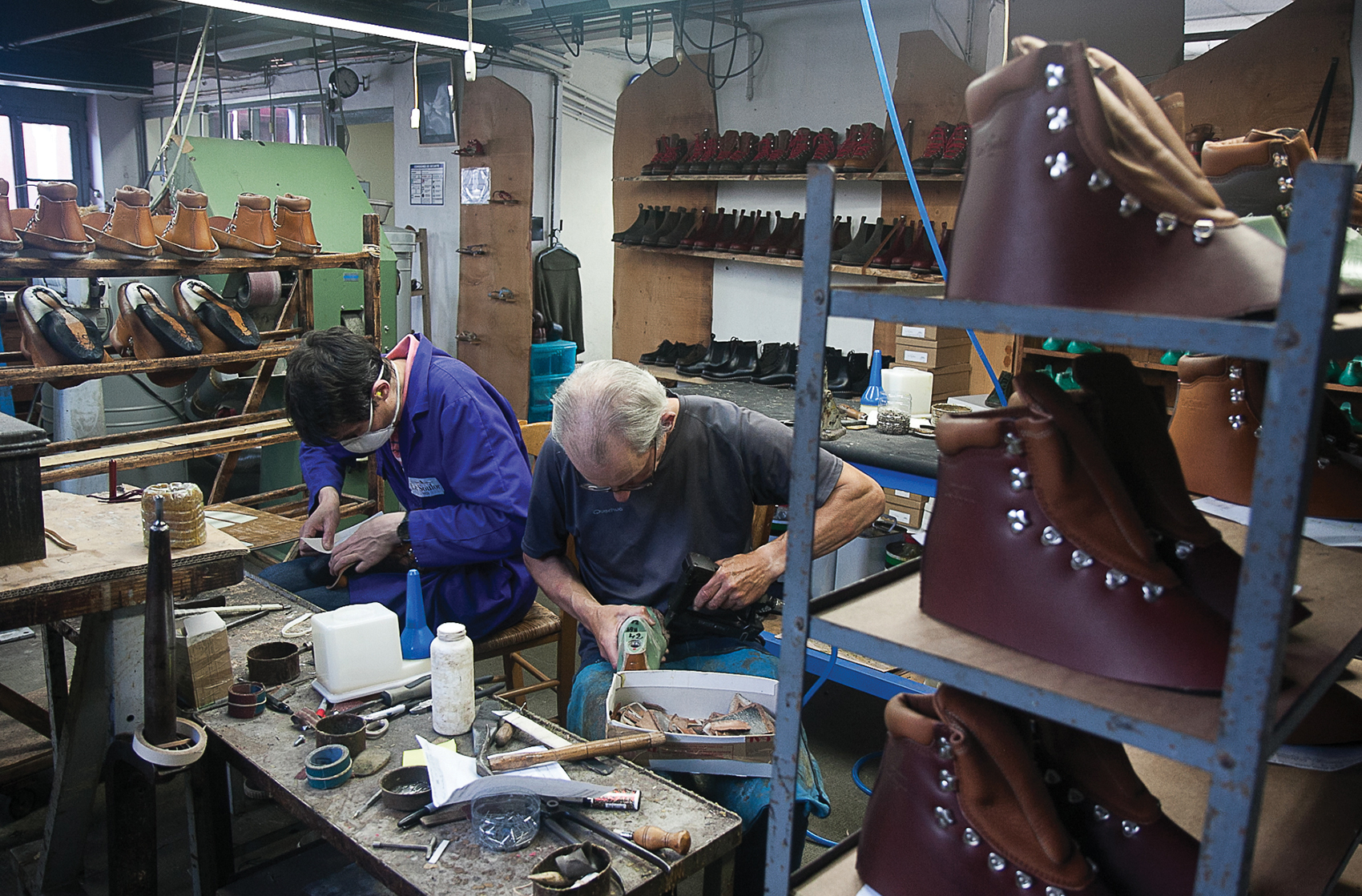 Dominique et Robert sont monteurs à l'atelier de chaussures Le Soulor 1925, à Pontacq (Pyrénées-Atlantiques), juillet 2018. © Aurore Chaillou/Revue Projet
