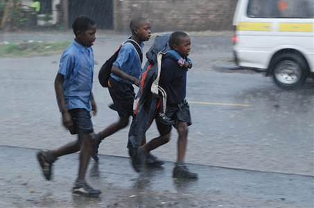 Nairobi, Kenya, 2008. Des régions comme Mandela subissent des pluies diluviennes qui pourraient être une conséquence du réchauffement climatique.© Julius Mwelu/IRIN 
