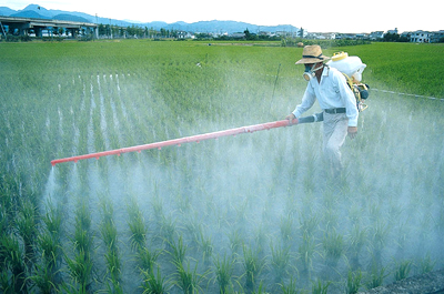 Épandage de pesticides ©Global Water Partnership/Flickr/CC