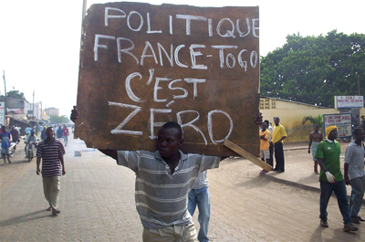 Manifestant dénonçant des élections présidentielles truquées, Togo, 6 avril 2006. Les combats et les violences qui ont eu lieu à Lome et Aneho entre les forces de l'ordre togolaises et les jeunes de l'opposition après l'annonce du résultat des élections ont conduit plus de 4000 personnes à fuir vers le Bénin et le Ghana.© IRIN 