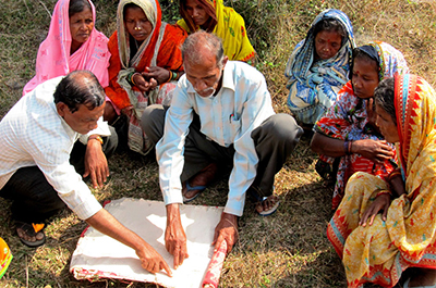 Un groupe de femmes suit les observations de démarcation des terres dans l'État d'Odisha, en Inde ©IFPRI-IMAGES/Flickr/CC