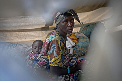 Une femme et son bébé se réfugient à l’orphelinat Don Bosco, à Goma, en RDC. Ils fuient Sake, où les rebelles du M23 affrontent les troupes du gouvernement.©Kate Holt-IRIN