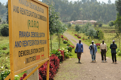 Rwanda, panneau indiquant un centre de démobilisation. Les anciens combattants y reçoivent pendant trois mois des enseignements et sont amenés à réfléchir à une société post-génocidaire. © Guy Oliver/IRIN