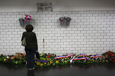 Commémoration des victimes de l'attentat du 25 juillet 1995 dans le RER B, station Saint-Michel, Paris © Lionel Allorge/Wikipedia/CC