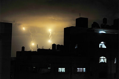 Les tirs des forces israéliennes illuminent le ciel de la ville de Gaza, le matin du 29 juillet 2014 ©UNPhoto/Shareef Sarhan
