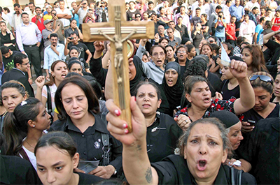 Des femmes chrétiennes protestent suite à la mort de manifestants chrétiens qui s'étaient affrontés à la police lors d'une manifestation un dimanche au Caire (Égypte) ©Contributor/IRIN