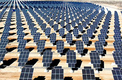 Centrale solaire photovoltaïque Nellis Solar Power Plant, Nevada,  États-Unis : 72 000 panneaux solaires sur 54 ha.