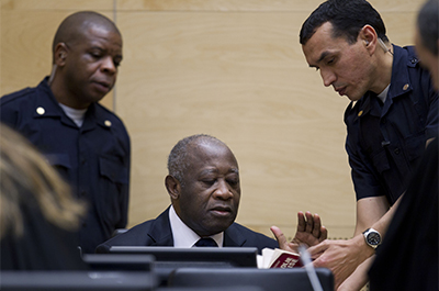 Laurent Gbagbo (au centre), ancien président de la Côte d'Ivoire, comparaît pour la première fois devant la Cour pénale internationale de La Haye le 5 décembre 2011. Il est soupçonné de crimes contre l'humanité. ©AP Photo/Peter Dejong