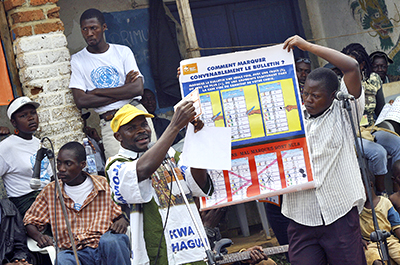 Sensibilisation électorale avant l'élection présidentielle et l'élection provinciale, à Mongwalu, en République démocratique du Congo. Octobre 2006. ©UN Photo/Martine Perret