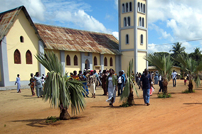 À la sortie de la messe du dimanche, village de Monga, Côte d'Ivoire ©Koko Taillé/Flickr