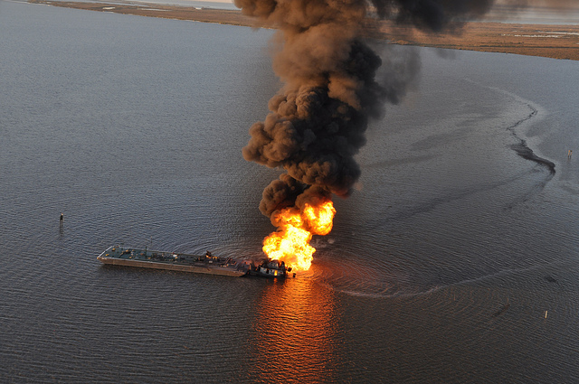 Intervention des gardes côte après qu'un bateau est entré en collision avec un oléoduc, mars 2013, New Orléans, États-Unis. © U.S. Coast Guard photo courtesy of Coast Guard Air Station New Orleans