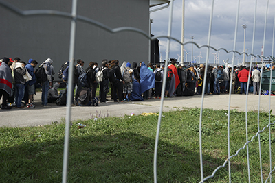 A line of Syrian refugees crossing the border of Hungary and Austria on their way to Germany. Hungary, Central Europe, 6 September 2015 ©Mstyslav Chernov / Wikicommons