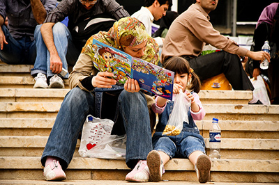 Book vs Nuts, Téhéran, 2009 ©Hamid Najafi