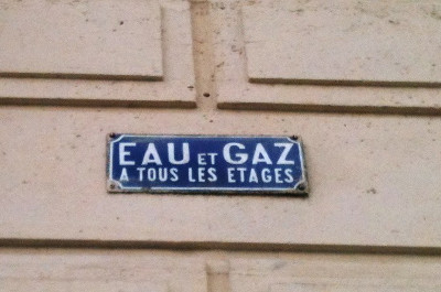 « Eau et gaz à tous les étages », plaque émaillée sur la façade d'un immeuble parisien (6e arrondissement).
©Spiessens CC BY-SA 2.0